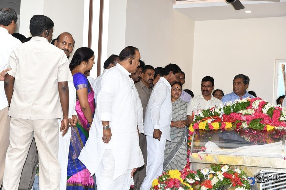 Celebs-Pay-Condolences-to-C-Narayana-Reddy